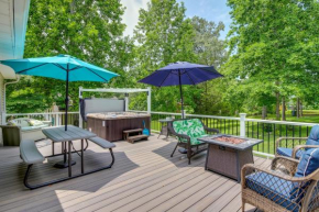 Lakefront Home with Hot Tub - 15 Mi to Dollywood!